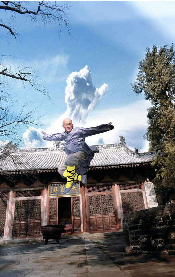 武僧一龙霸气写真 少林寺内"腾云驾雾"