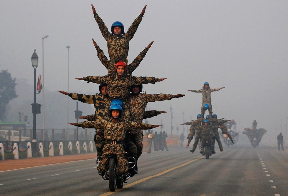 神奇的印度阅兵式 特技出神入化惊呆杂技队(组图)