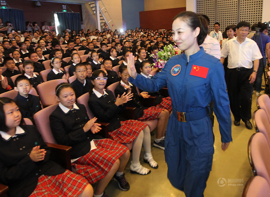 女航天員王亞平為中學生講授