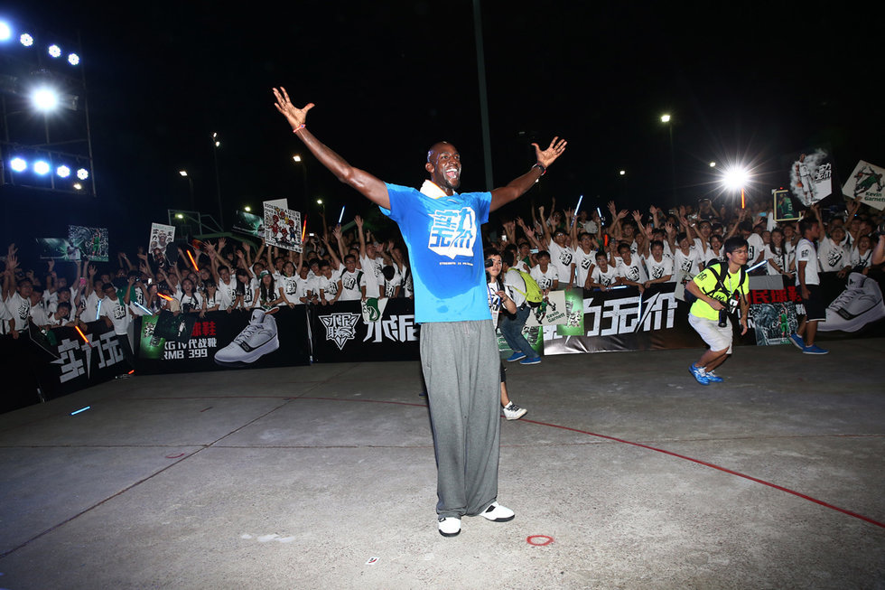 高清加内特当篮球教练享受千万球迷欢呼