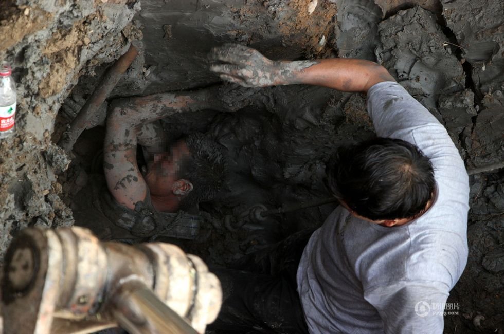 组图:男子陷泥潭 救援2小时无果后身亡