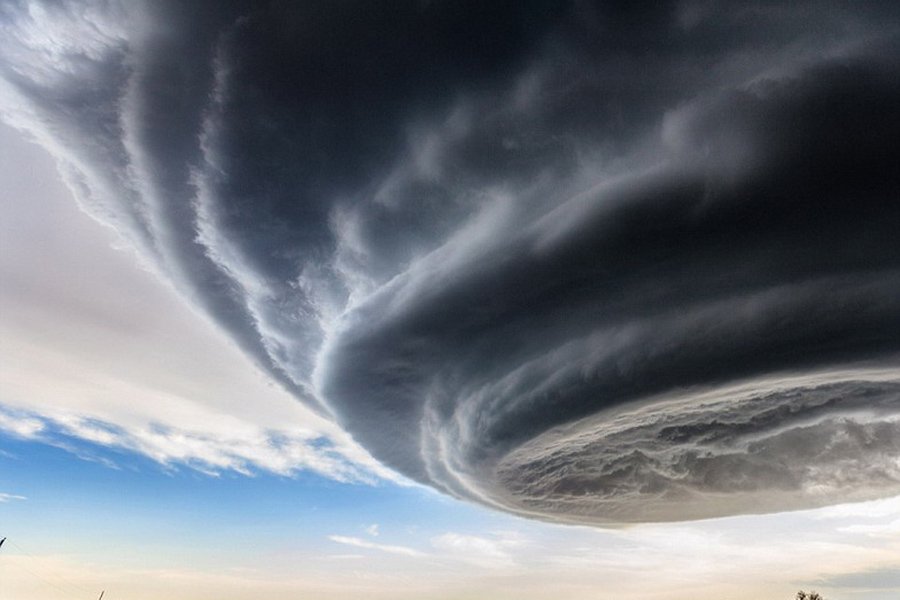 近拍超级细胞雷暴犹外星飞船空中盘旋