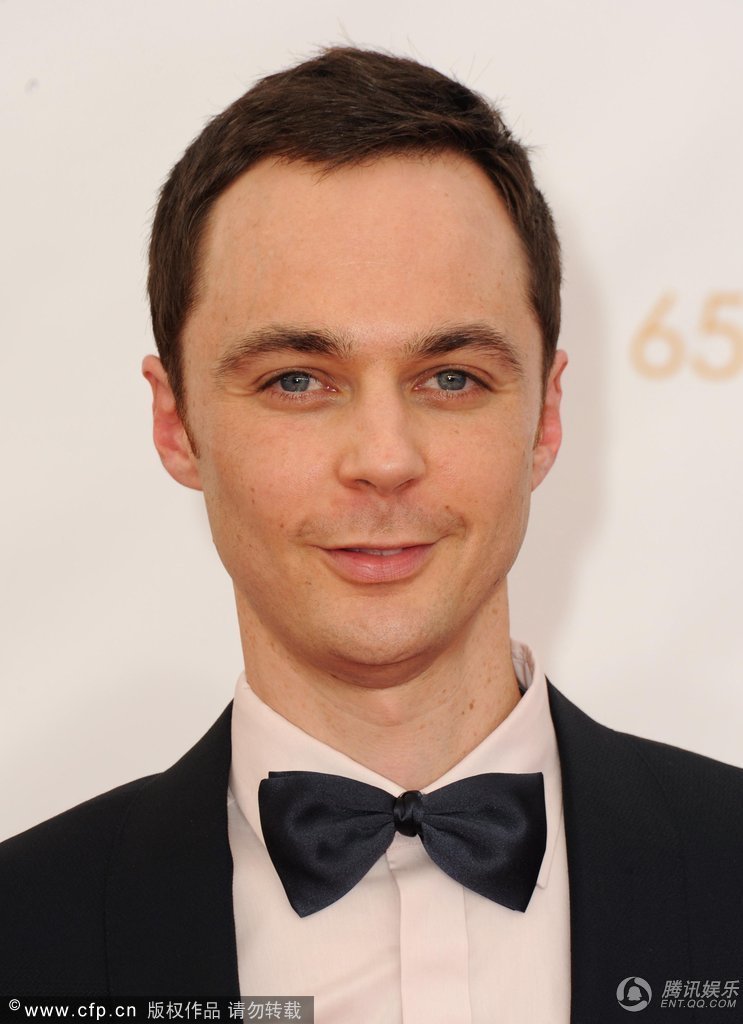 艾美奖红毯:《生活大爆炸》"谢耳朵"亮相