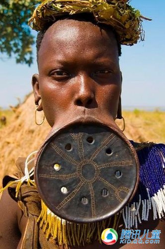 rikbaktsa族男人耳垂里佩戴着木制圆盘.