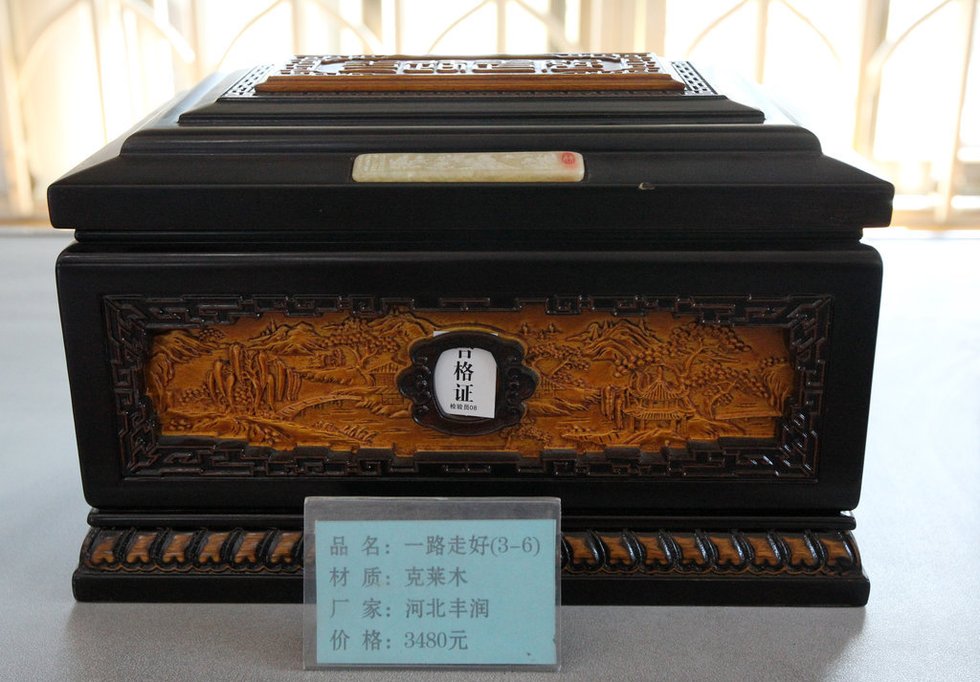 夏俊峰妻子领到丈夫骨灰 儿子哭泣念父