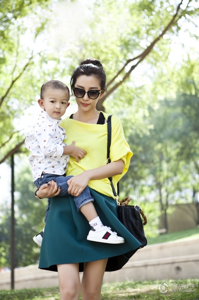 李冰冰拍片间隙回国 接小外甥放学温馨出游