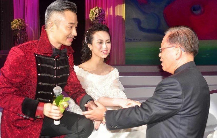 人程雷迎娶了小自己18岁的美娇妻王萌萌,盛大的婚礼现场充满浓浓爱