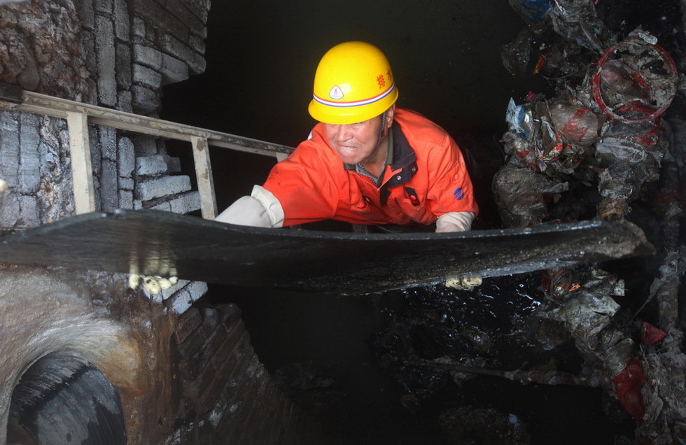 中国人的一天:清淤工的地下世界