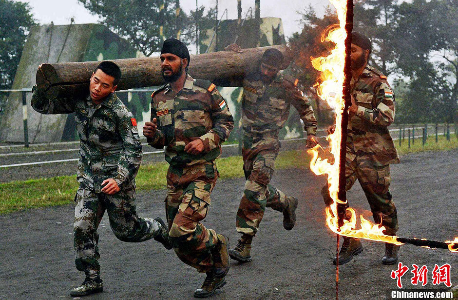 中印士兵在反恐联合训练中进行混编同训