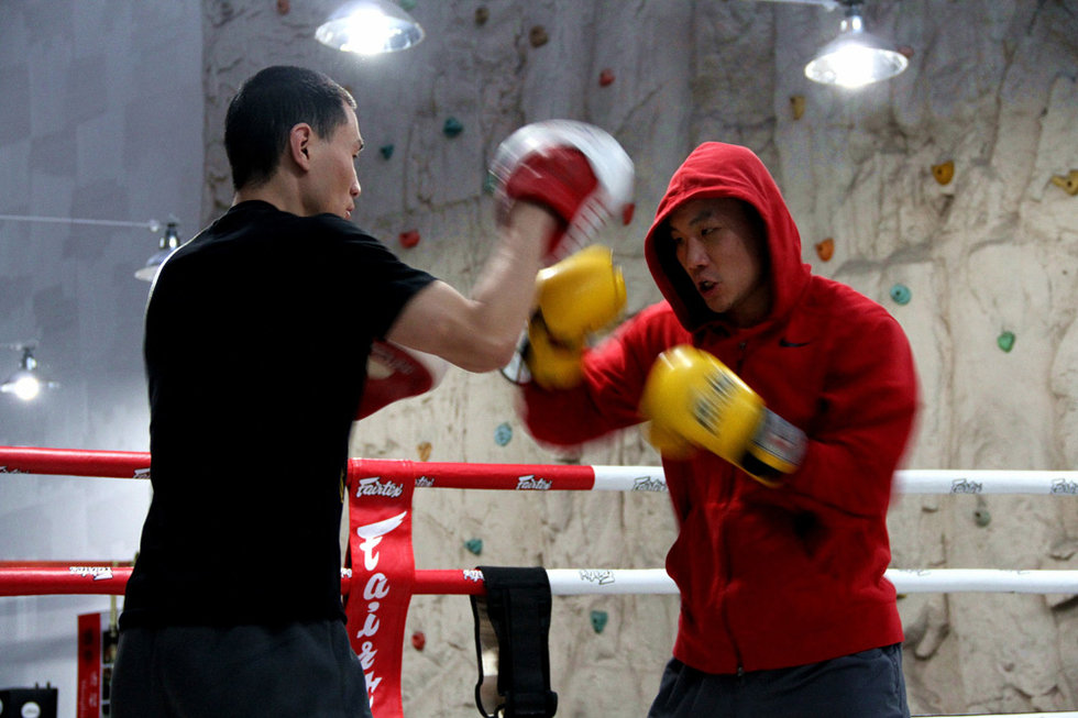 高清泰拳王康恩转战拳击赛场积极备战首秀