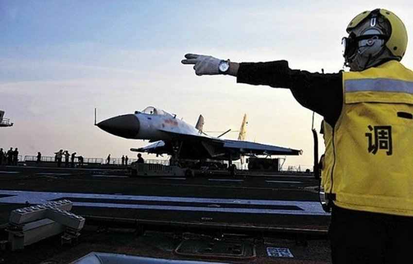 组图:辽宁舰官兵在甲板上排出"中国梦"字样