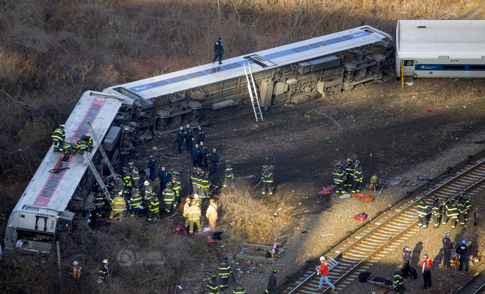 美國紐約一客運列車脫軌 已造成數十人死傷