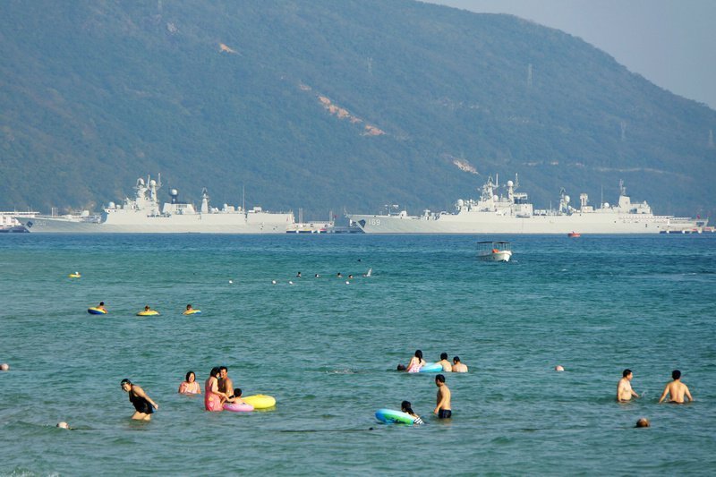组图:三亚军港海军战舰航母核潜艇一个都不少