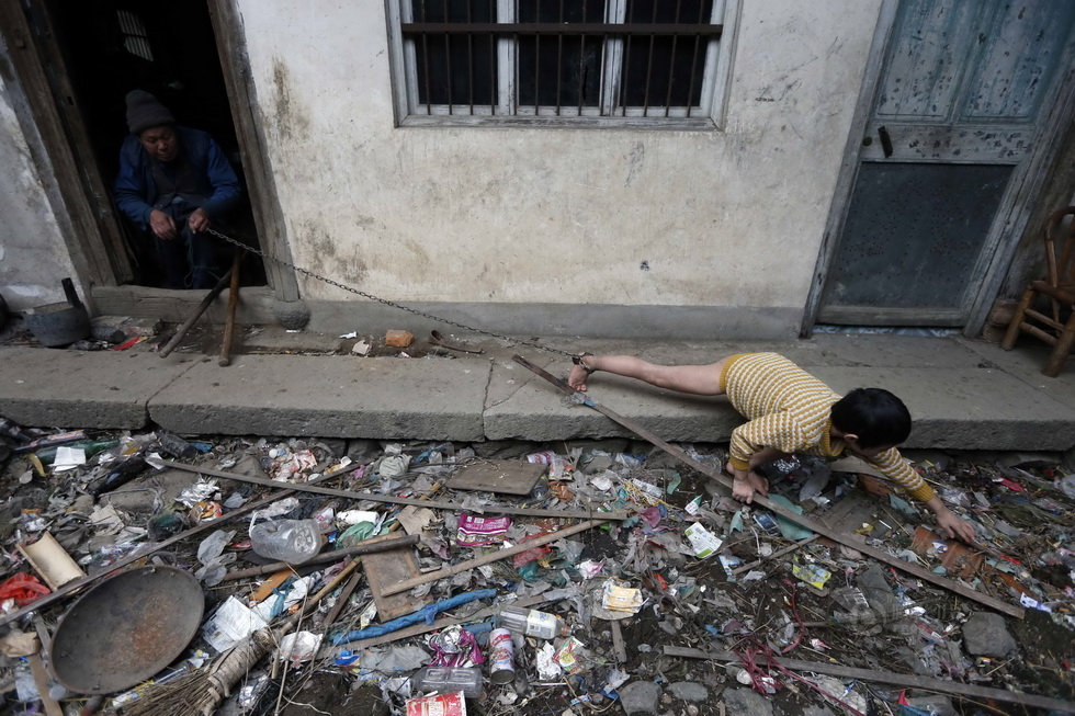 内,在又脏又乱的垃圾中寻找一些果皮,纸屑,放到嘴边尝尝,令人十分心疼