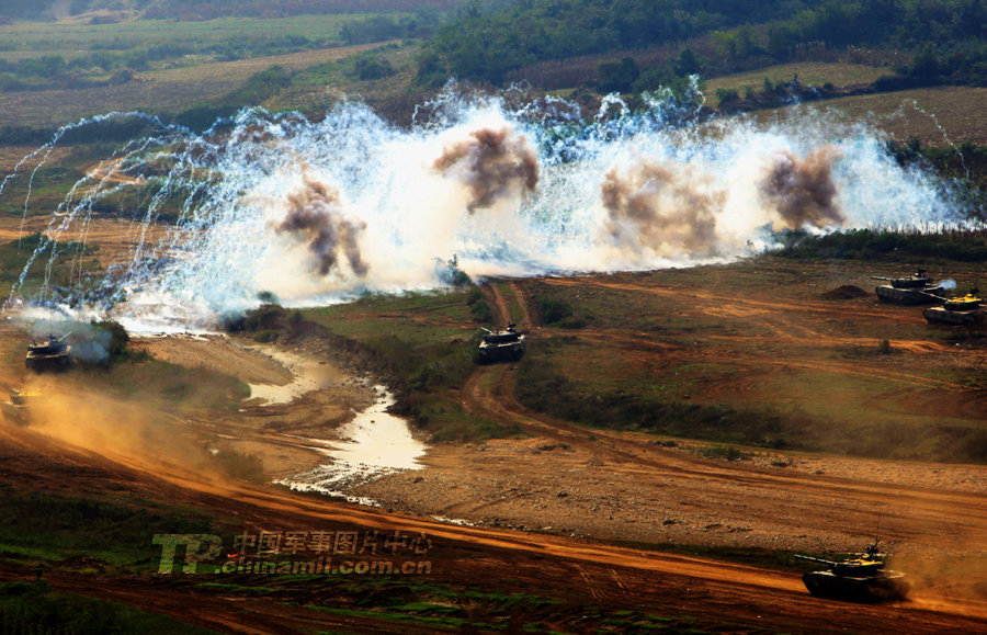 组图:解放军公开海陆空三军精锐出动酷图