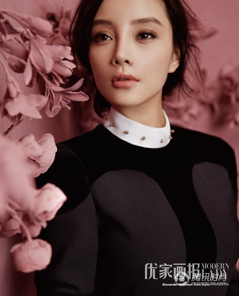 李小璐封面大秀嫩白长腿 朱唇微启尽显熟女柔情