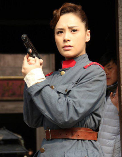 腾讯娱乐讯日前,阿娇(微博)现身横店,拍摄电视剧《迫在眉睫》.