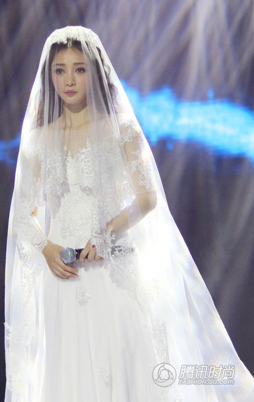 以歌手身份亮相的柳岩表现不凡,一袭洁白高贵婚纱,薄纱遮面的柳岩宛若