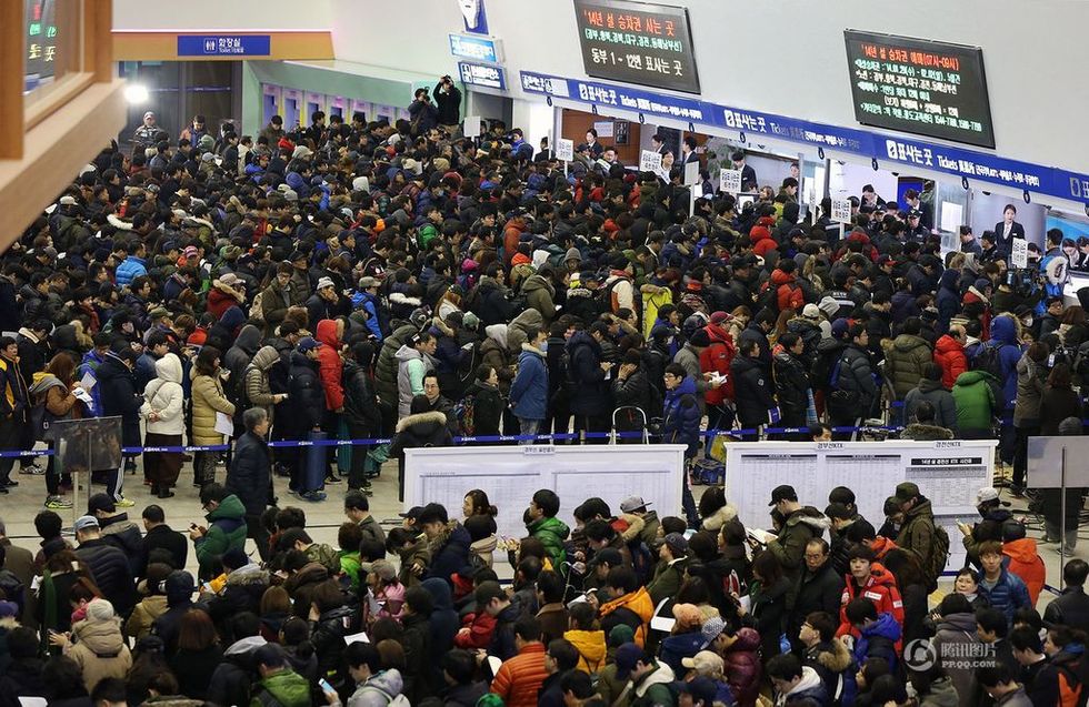 韩国春运场面火爆 火车站人满为患"抢"票
