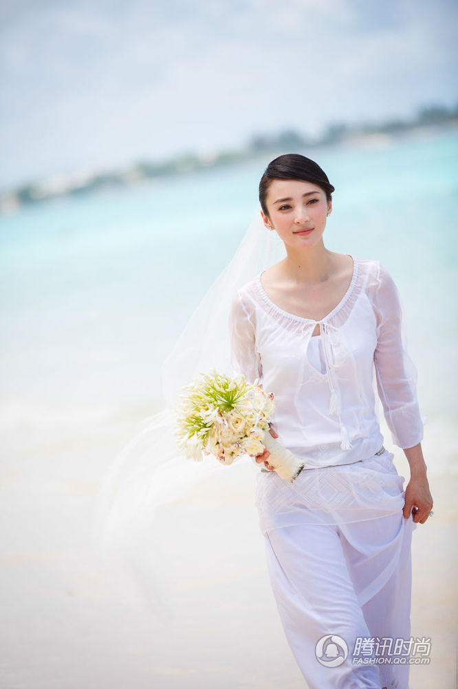 蒋勤勤结婚8年再披婚纱 简约白纱温婉潇洒