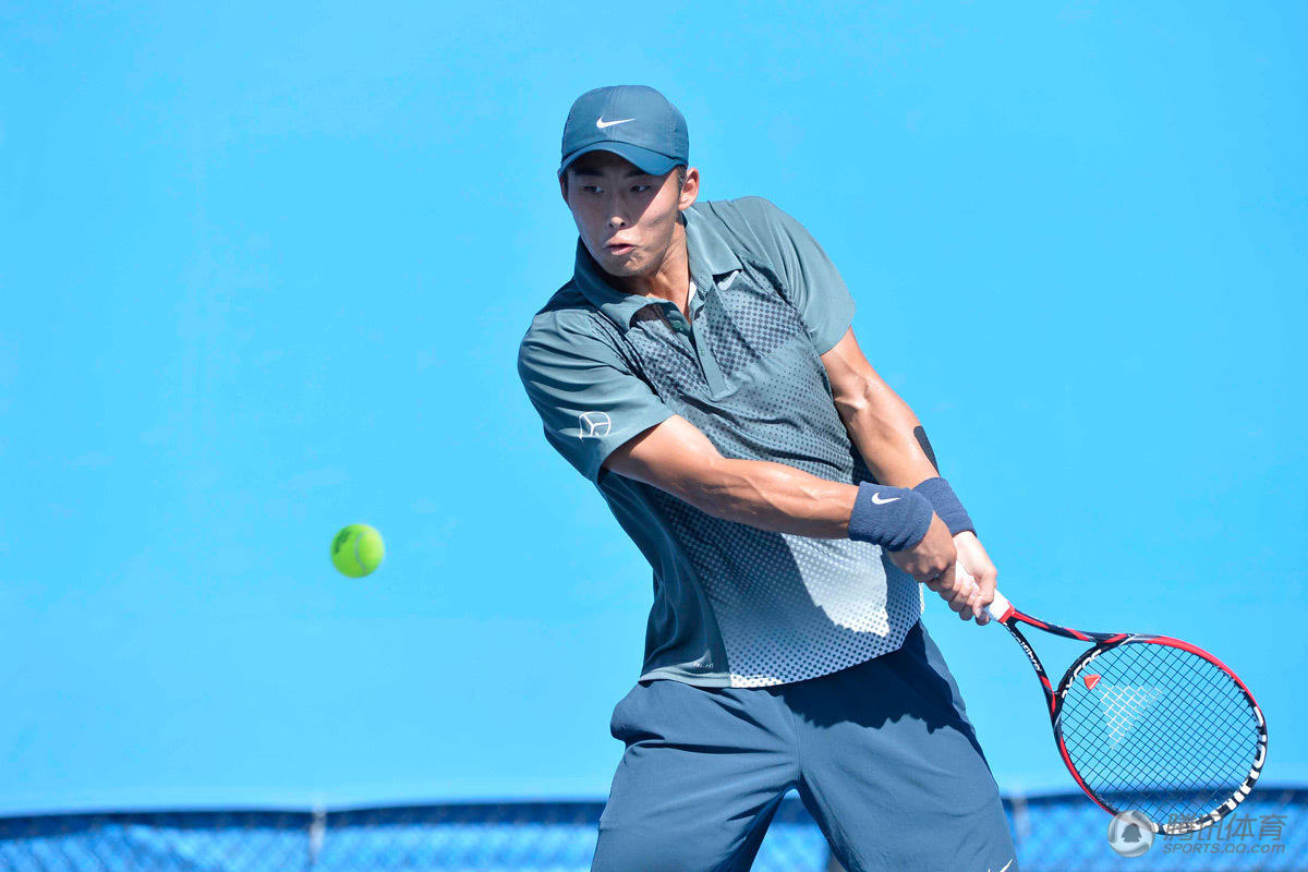 高清:张择突围澳网资格赛 烈日下大汗淋漓