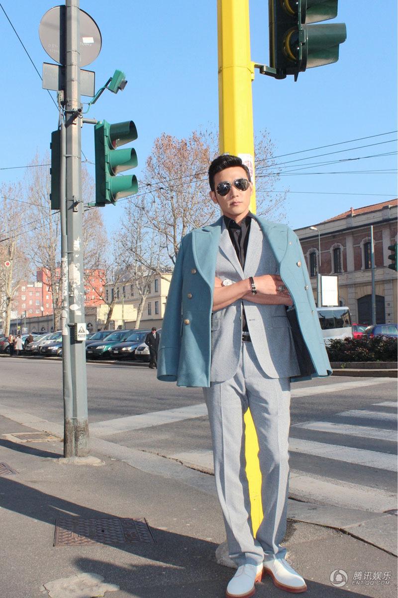 陆毅身着蓝色外套搭配灰色套装尽显男神风范,而陆毅也将全身细节搭配