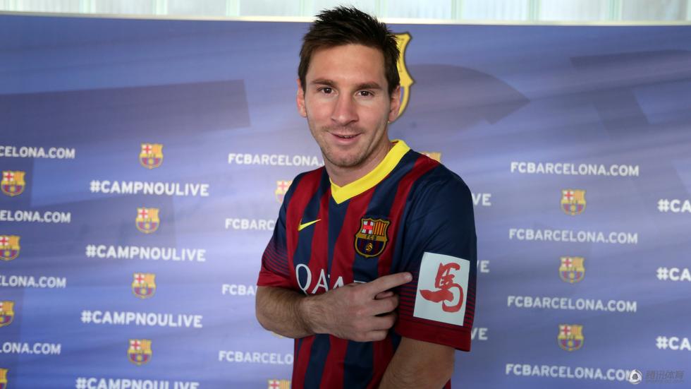 梅西向中国球迷拜年 秀中文签名马字臂章