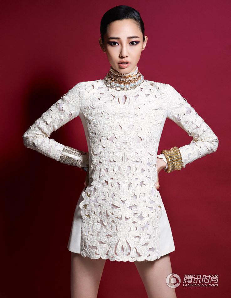 白百何御姐范封面 浓妆艳抹难挡笑容纯真