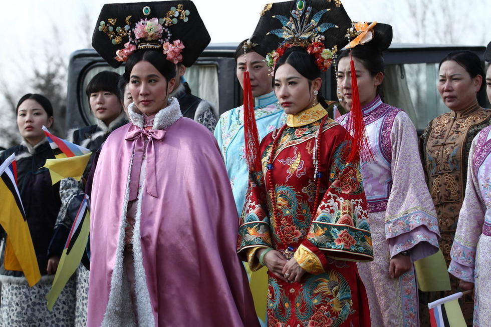 历史题材电视剧《东方战场》的拍摄现场,并在剧中饰演末代皇后婉容