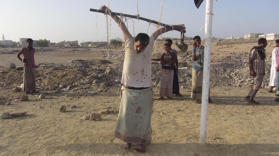 也门基地组织枪毙美国间谍 ,尸体悬挂在球门上示众