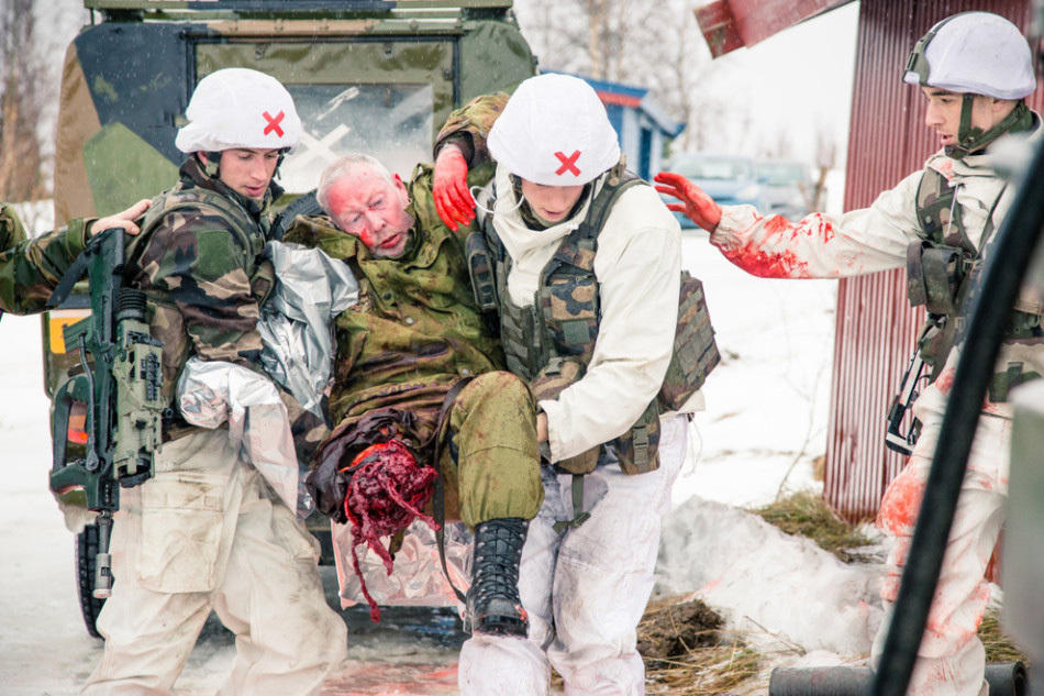 组图:北约15国极地军演 "伤兵"细节逼真 训练士兵们对真实伤亡的心理