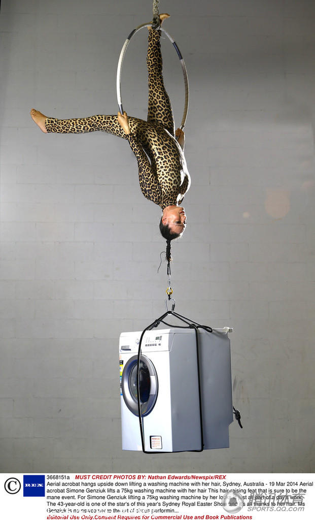 高清美女大力士一头秀发吊起75公斤洗衣机