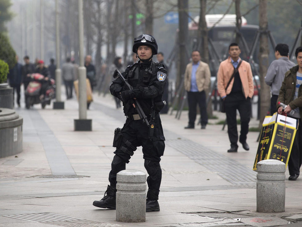 米歇尔保镖曝光:绰号"复兴" 穿黑衣戴墨镜表情冷峻