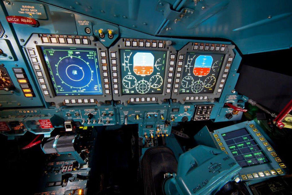 副驾驶员前部三块液晶平显