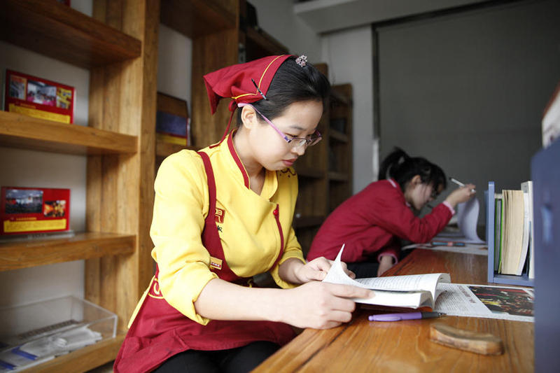 大学生服务员照片图片