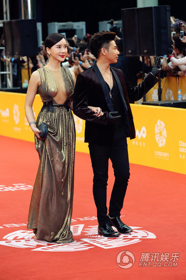 组图杨舒婷牵手欧弟亮相电影节新片共谱恋情
