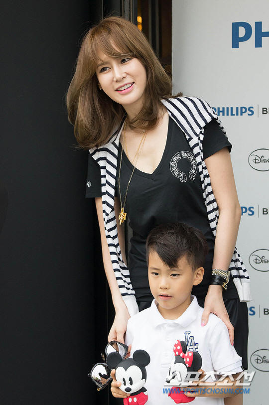 1/14韩国首尔,5月23日,前韩国国脚世界杯功臣安贞焕娇妻李惠媛携爱子