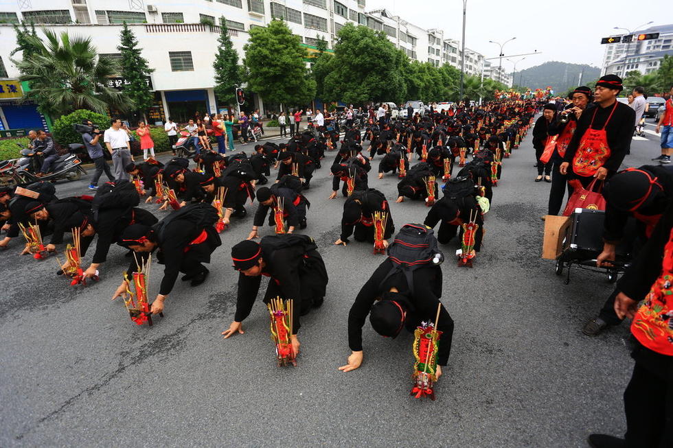 来自邵阳市城北联合会组织下属23个香会1700余人统一来到南岳朝圣