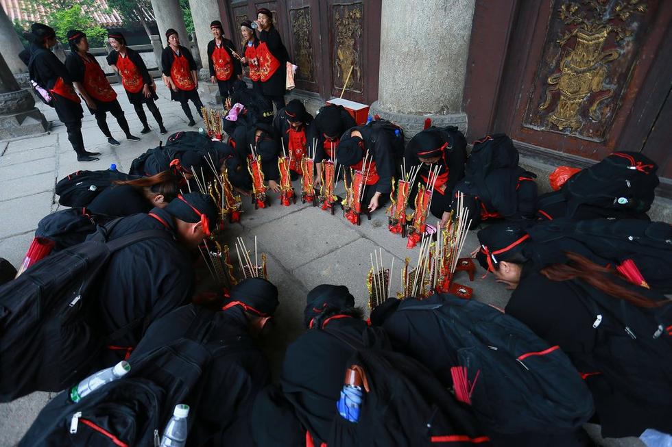 来自邵阳市城北联合会组织下属23个香会1700余人统一来到南岳朝圣