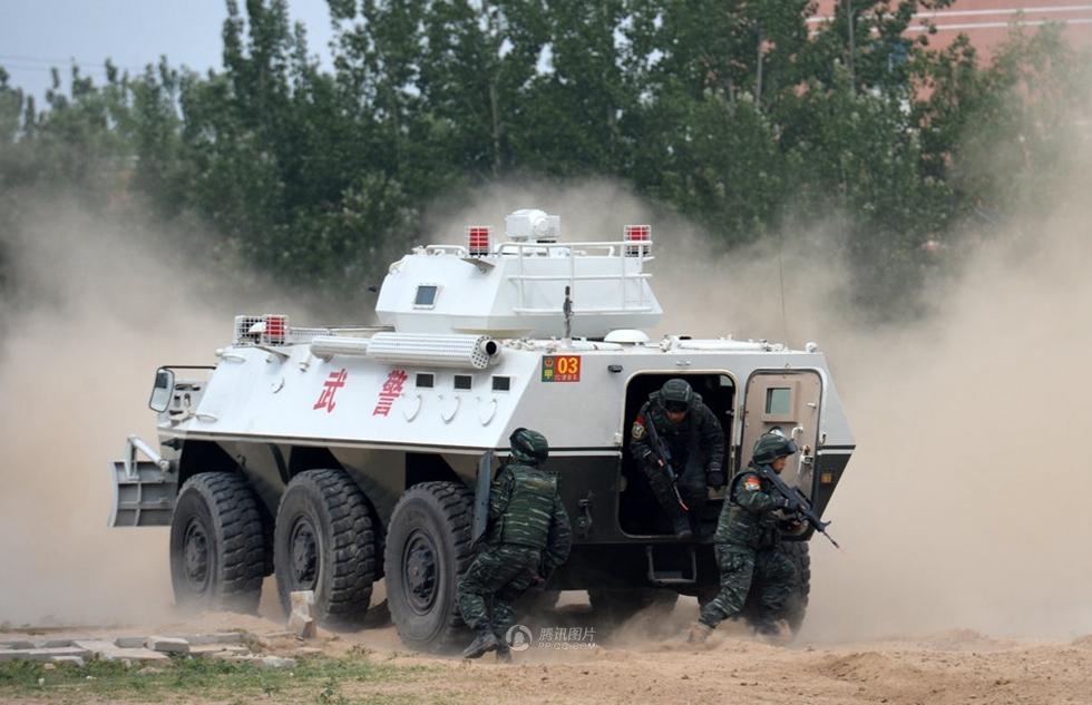 武警防暴装甲车中队图片