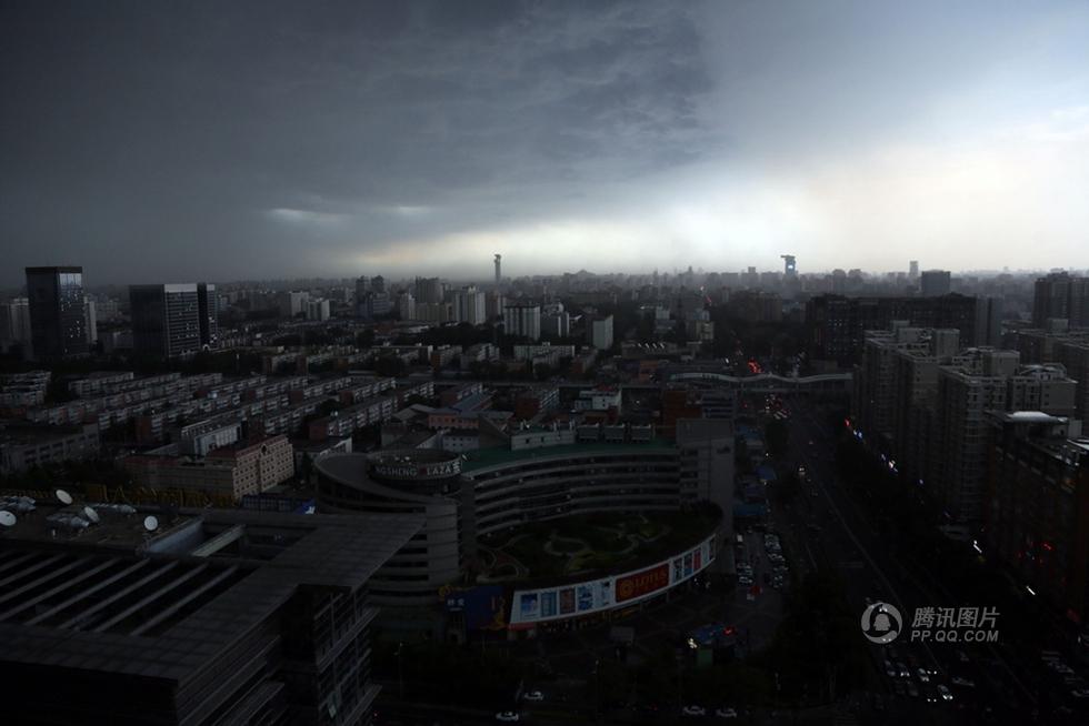 北京遭雷雨突袭 乌云压城白昼如夜