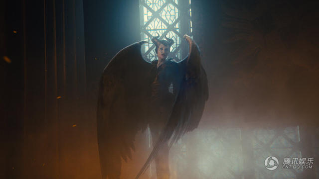 《沉睡魔咒》曝新片段剧照 再现睡美人经典场面_娱情速递_温州网