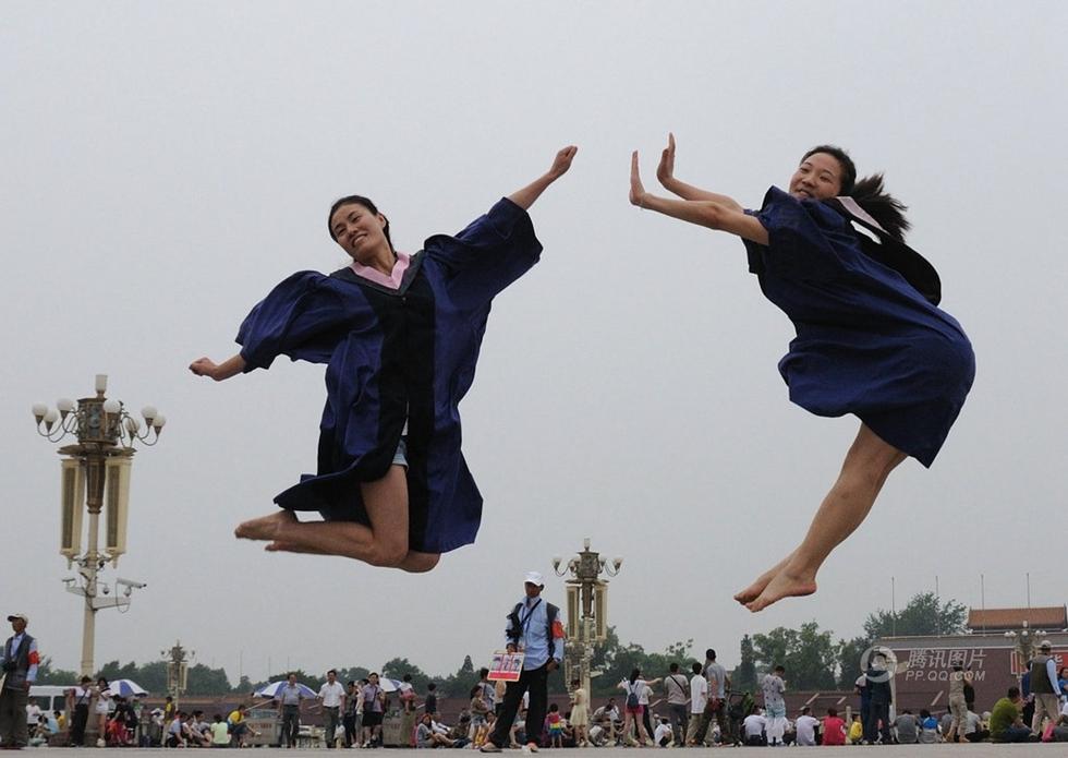 北京市大学生们天安门广场拍赤脚飞天造型毕业照图