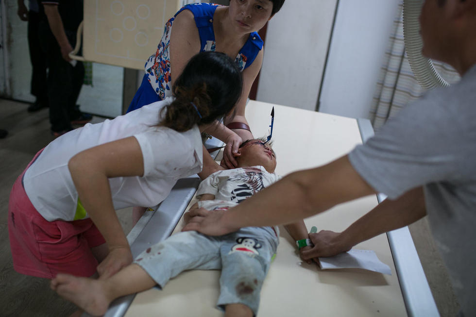 河南打工妹孩子独自在家 不幸被剪刀戳眼