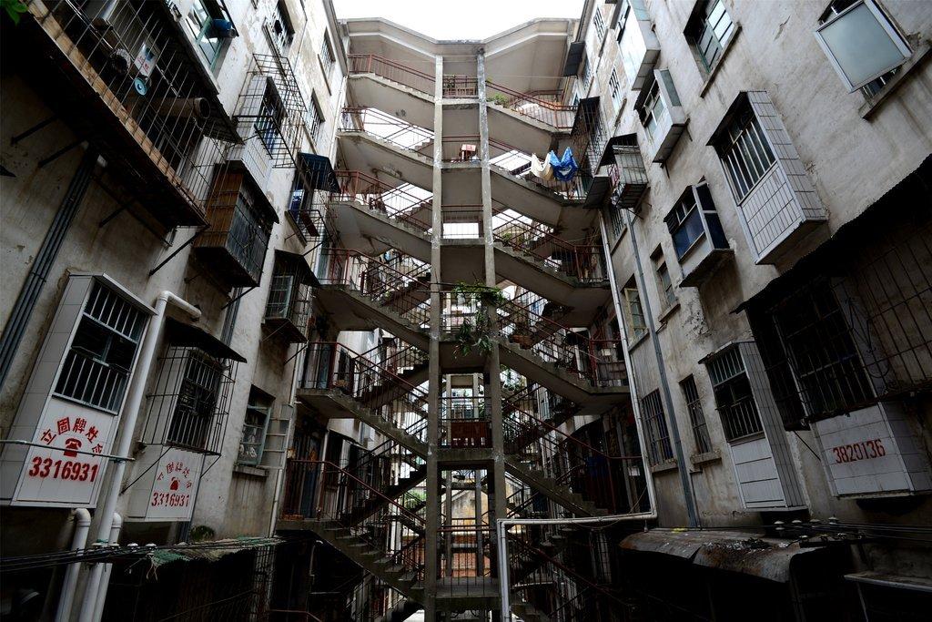 广西南宁市,在唐山路一居民区里面有一栋很奇特霸气的楼层建筑