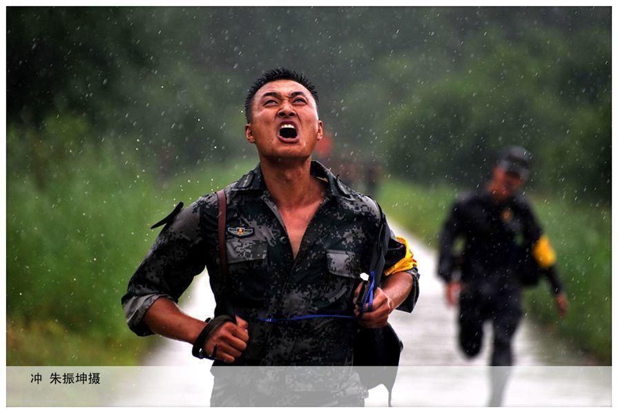 组图:解放军震撼口号 只要练不死就往死里练