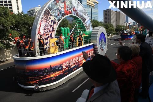 组图：详解国庆盛典游行彩车 科技含量高