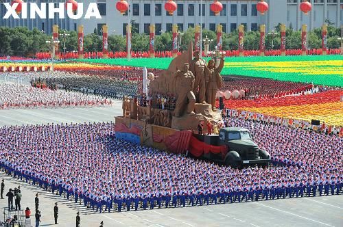 组图：详解国庆盛典游行彩车 科技含量高