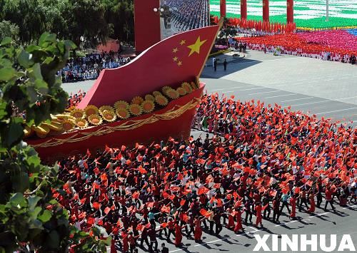 组图：详解国庆盛典游行彩车 科技含量高