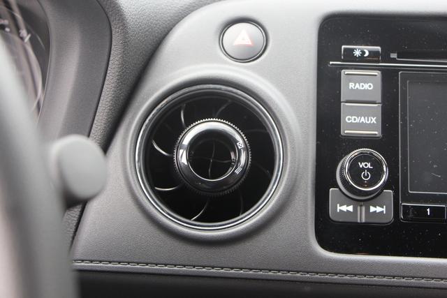 旋风式空调出风口造型也继续保留,美观实用.